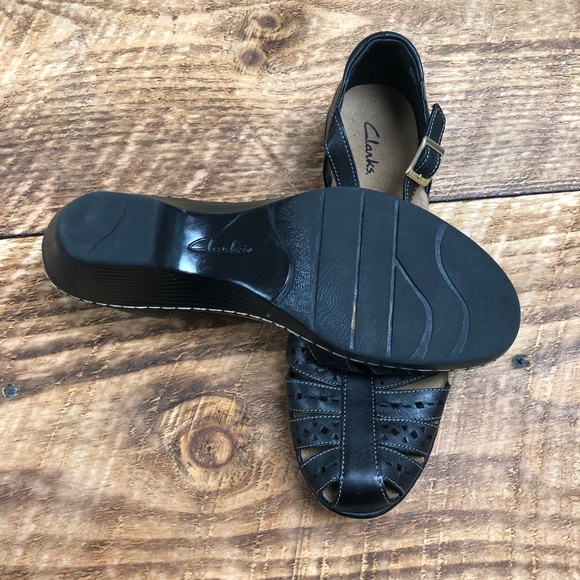 Clarks Black and Tan Women‎ Sandals - Picture 7 of 7